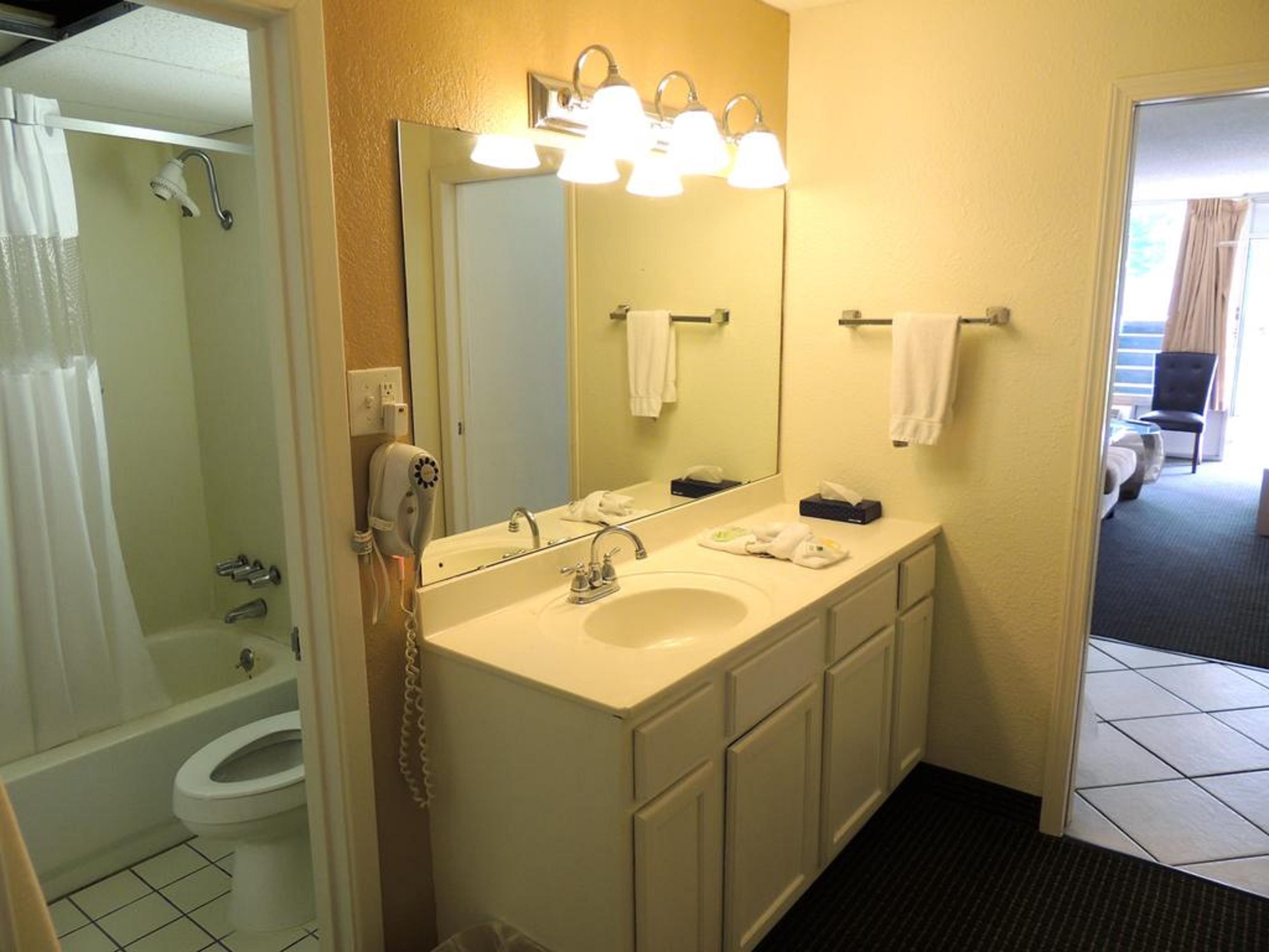 Carmel Inn And Suites Тибодо Екстериор снимка