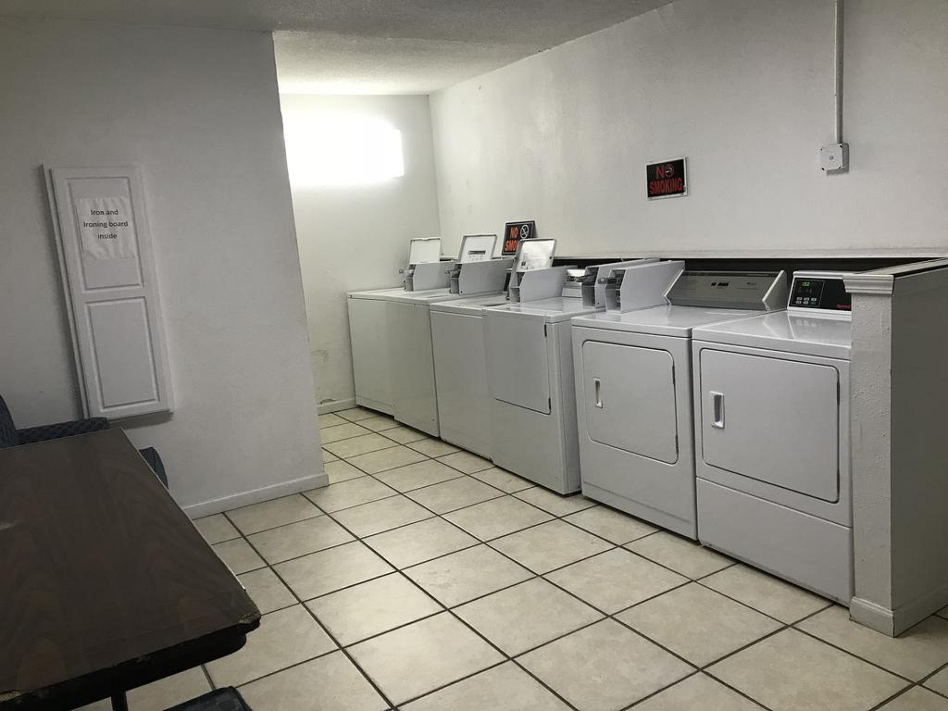 Carmel Inn And Suites Тибодо Екстериор снимка