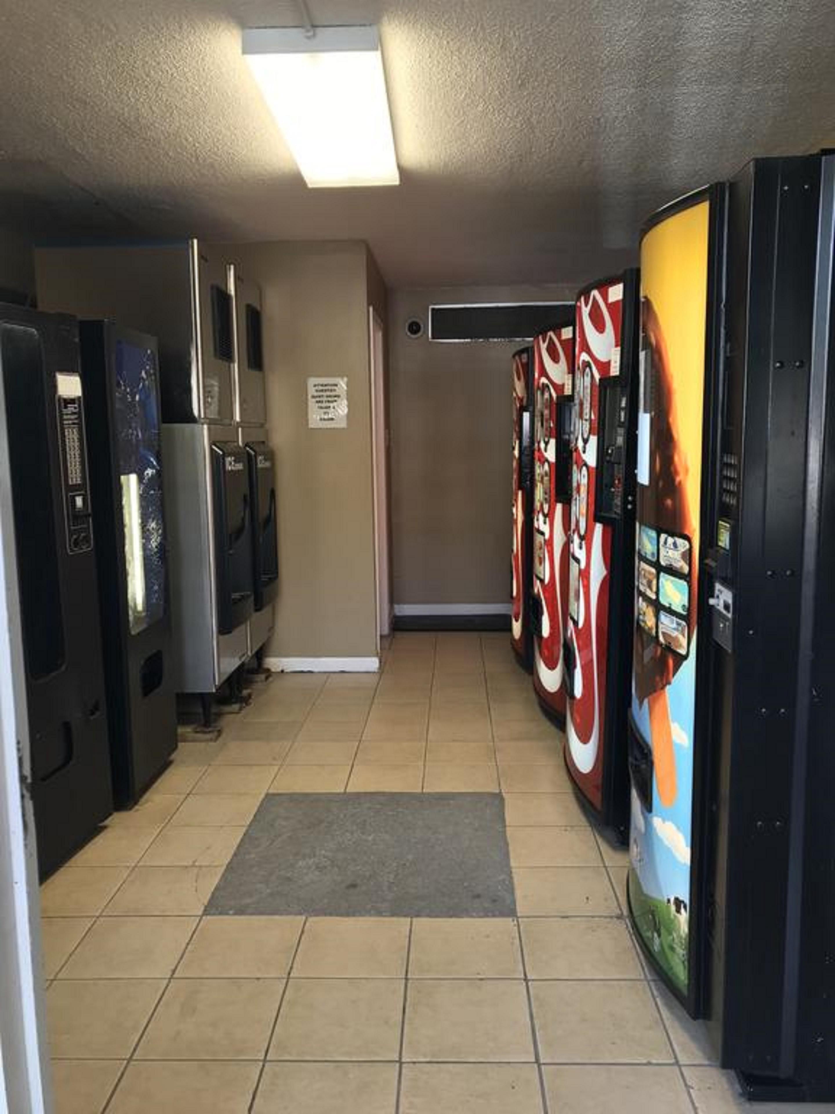 Carmel Inn And Suites Тибодо Екстериор снимка