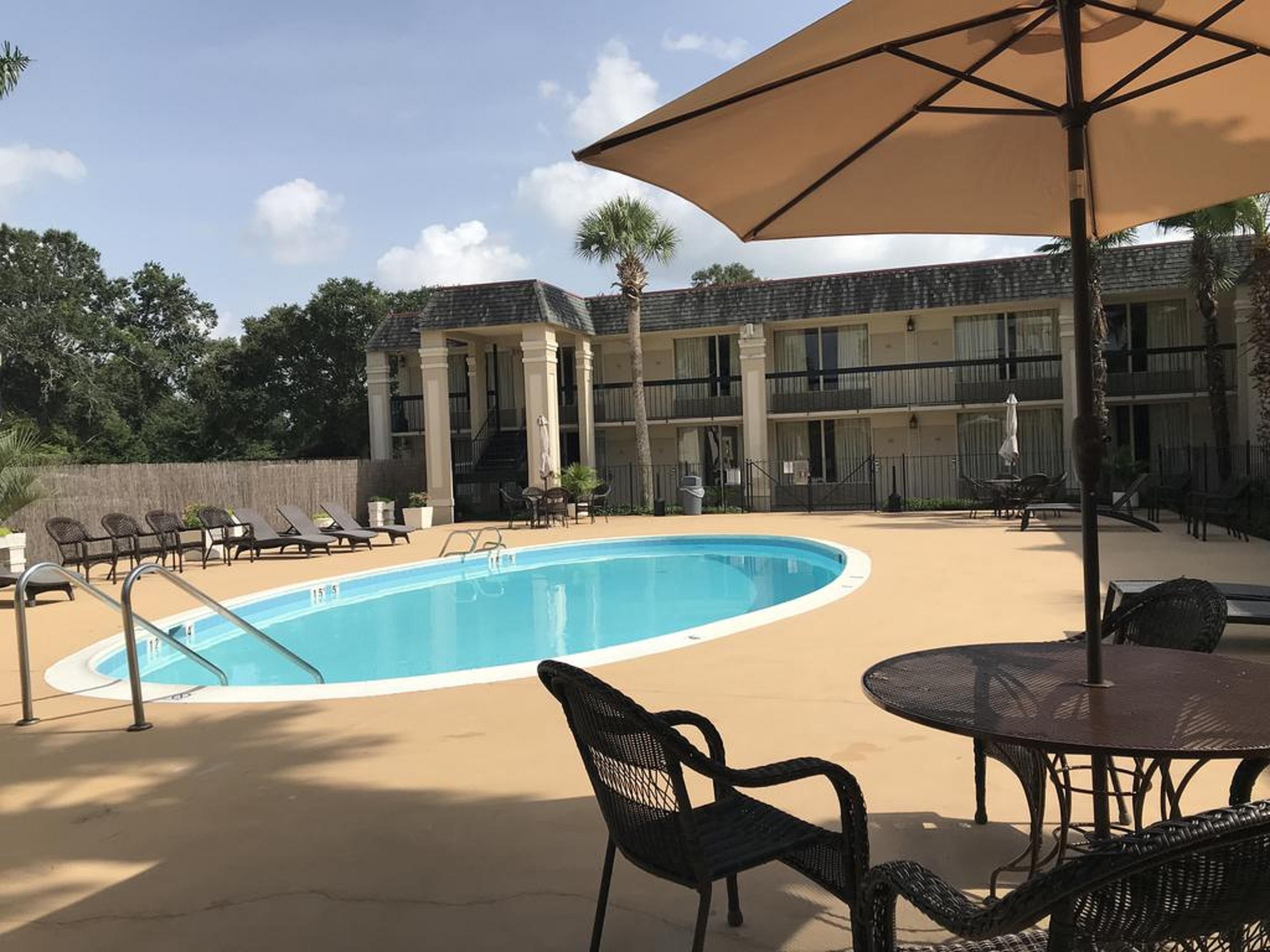 Carmel Inn And Suites Тибодо Екстериор снимка