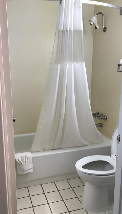 Carmel Inn And Suites Тибодо Екстериор снимка