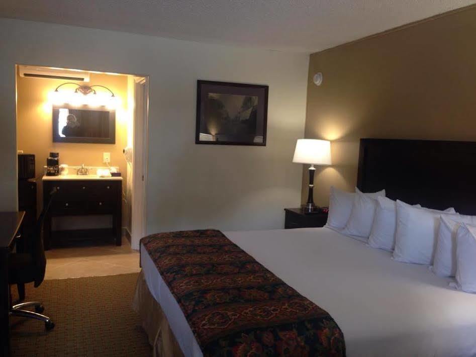 Carmel Inn And Suites Тибодо Екстериор снимка