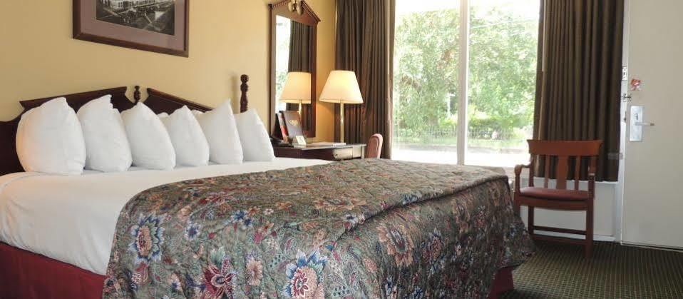 Carmel Inn And Suites Тибодо Екстериор снимка
