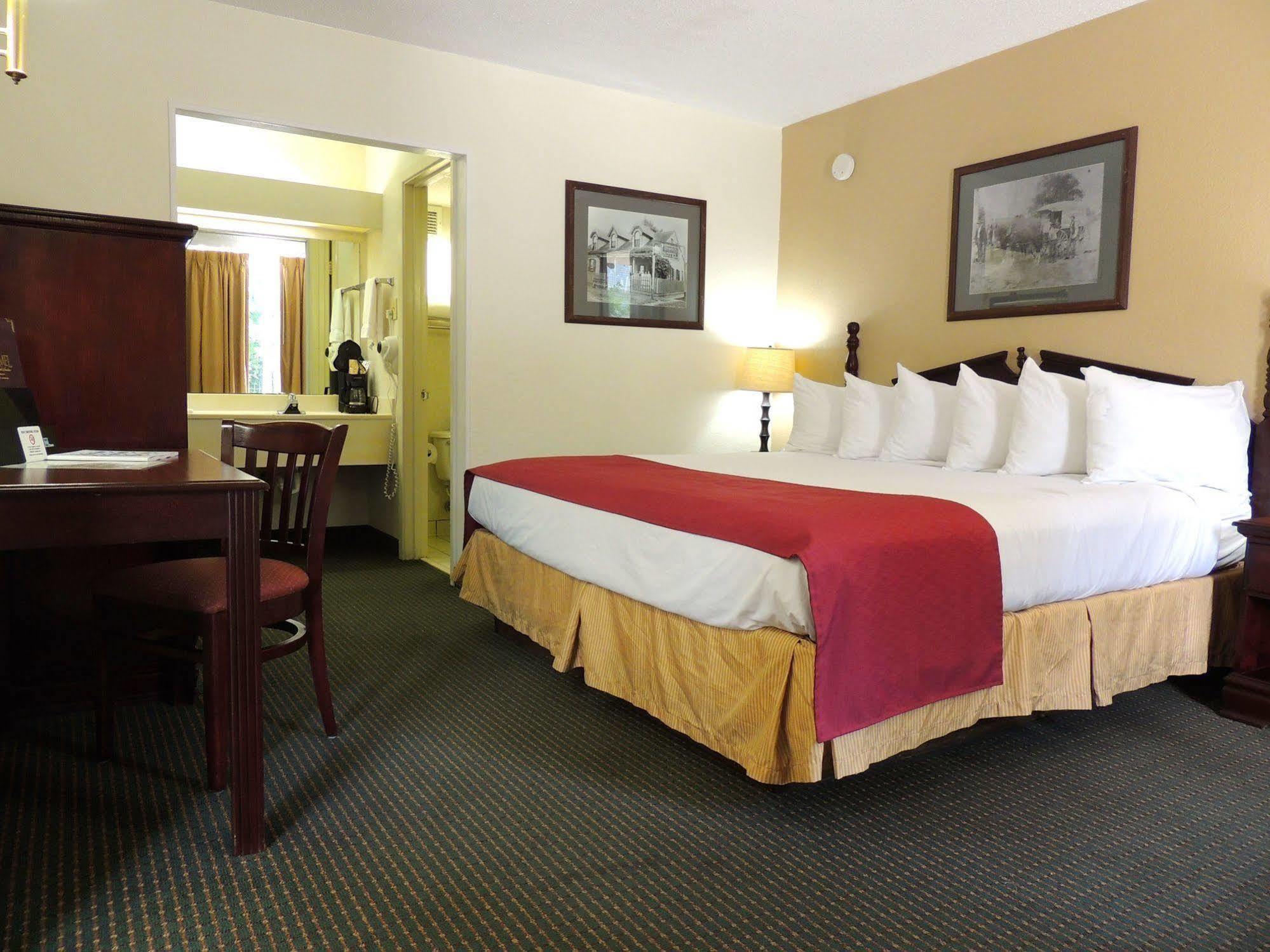 Carmel Inn And Suites Тибодо Екстериор снимка