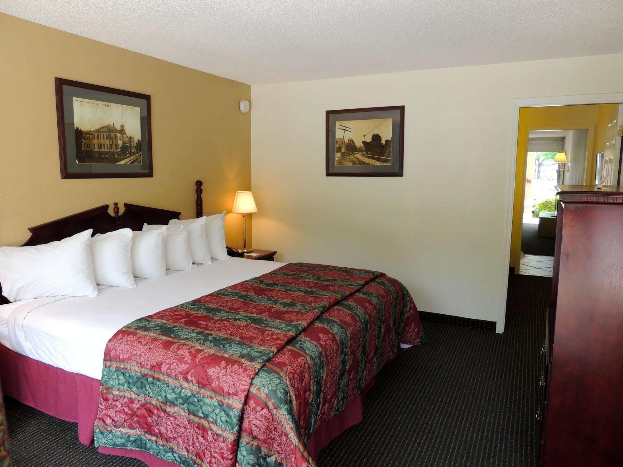 Carmel Inn And Suites Тибодо Екстериор снимка